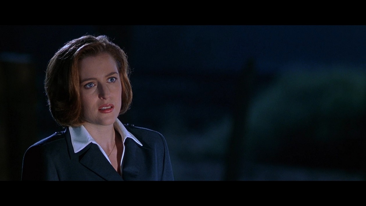 Скали 4 буквы. Dana Scully. X files Fight the Future Scully. Дана Скалли в полный рост. Секретные материалы Скалли зажигалка.